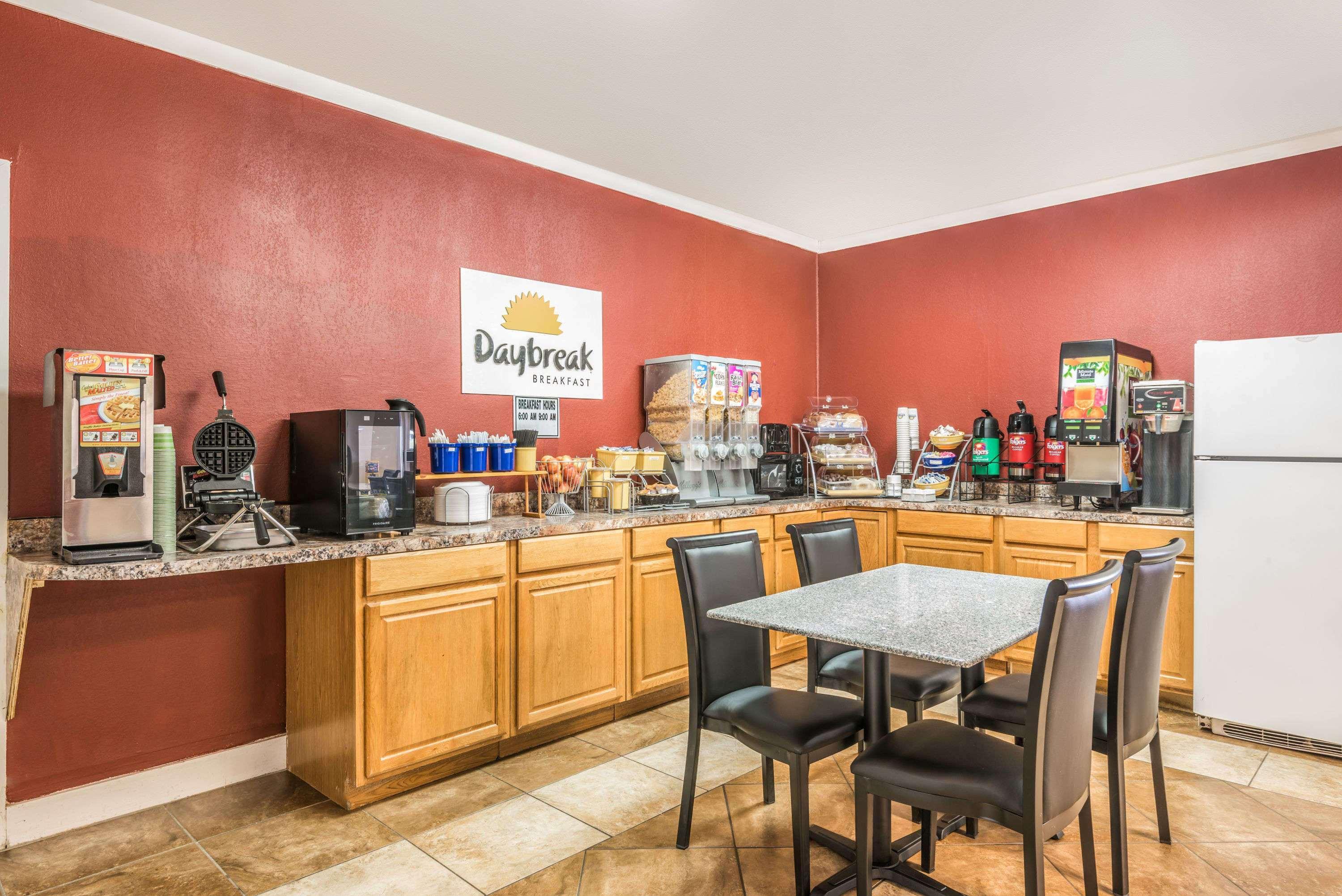 Ramada By Wyndham Lumberton Hotel Bagian luar foto