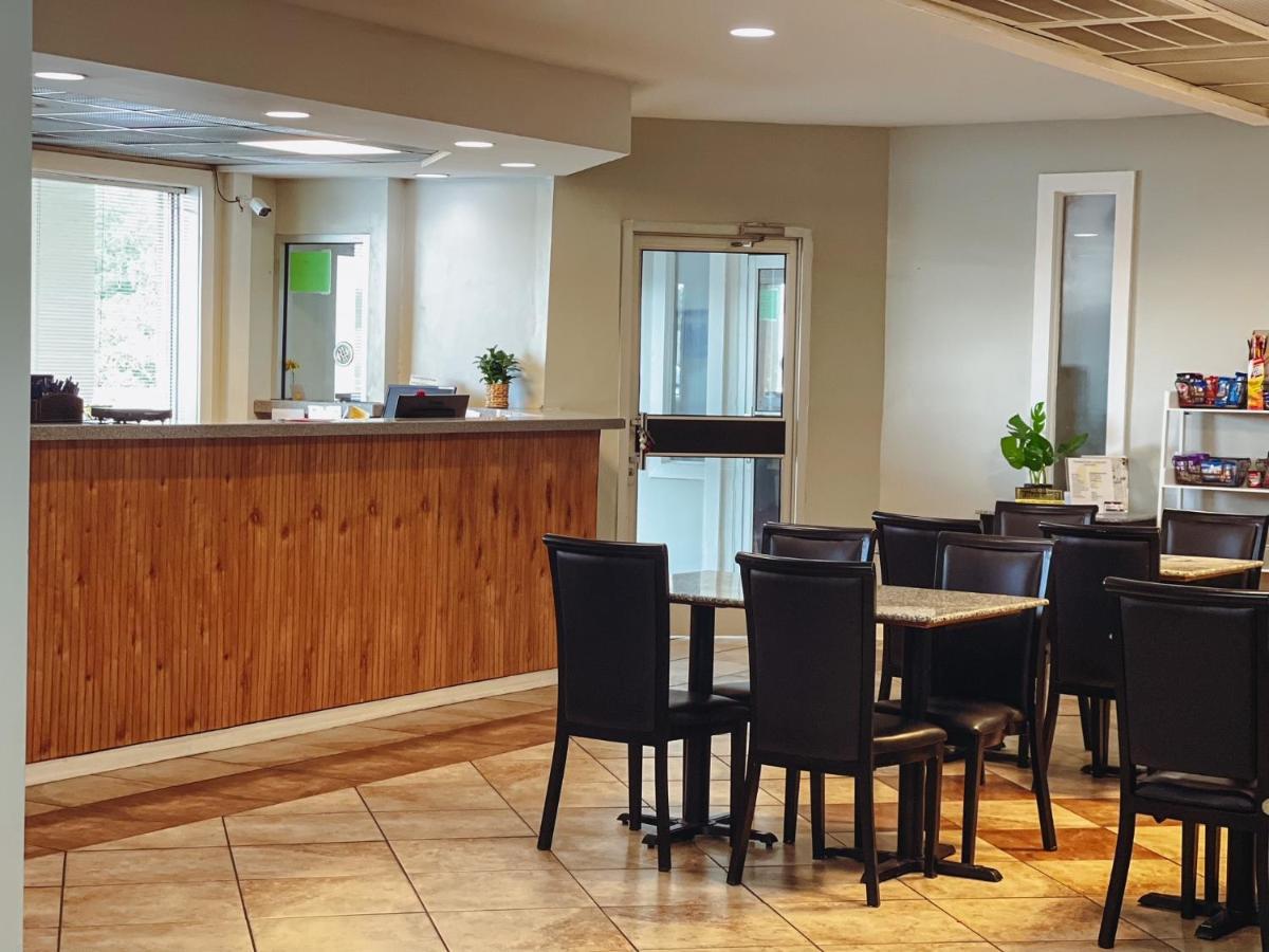 Ramada By Wyndham Lumberton Hotel Bagian luar foto