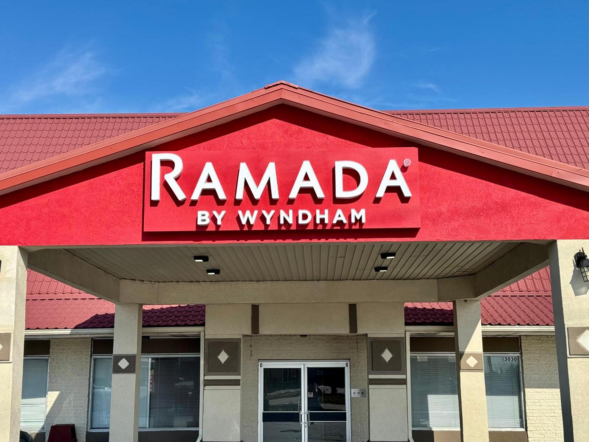 Ramada By Wyndham Lumberton Hotel Bagian luar foto